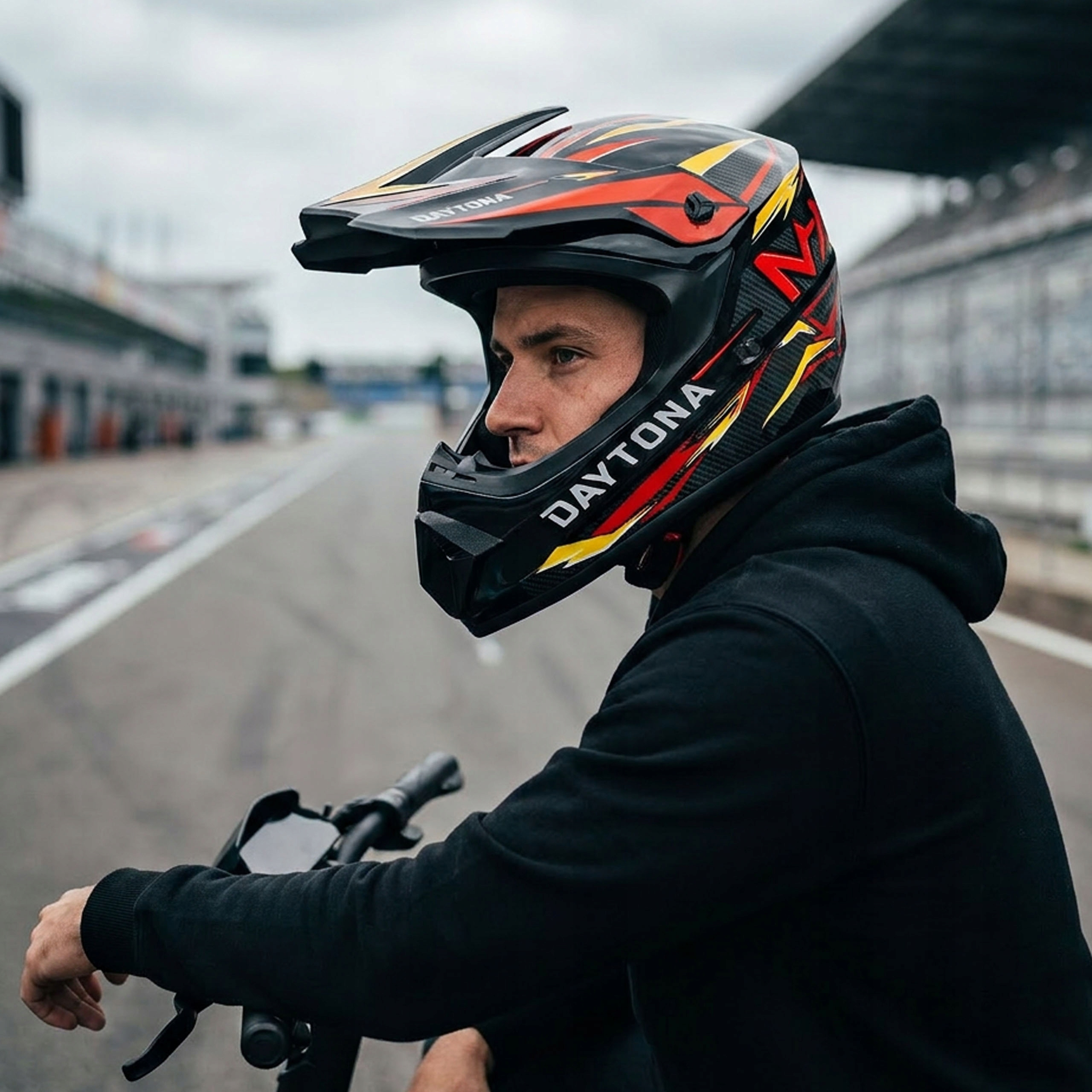 Mann mit Helm auf einer Rennstrecke.