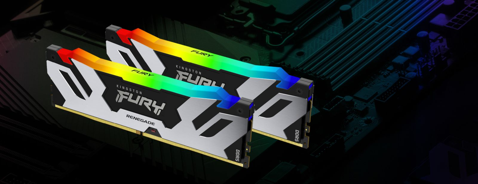 Zwei Kingston Fury Renegade DDR5 RAM-Riegel mit RGB-Beleuchtung auf einem Motherboard.