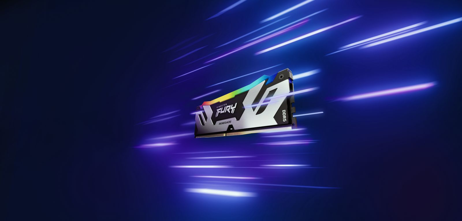 Ein silberner DDR5-RAM-Riegel mit RGB-Beleuchtung auf blauem Hintergrund.