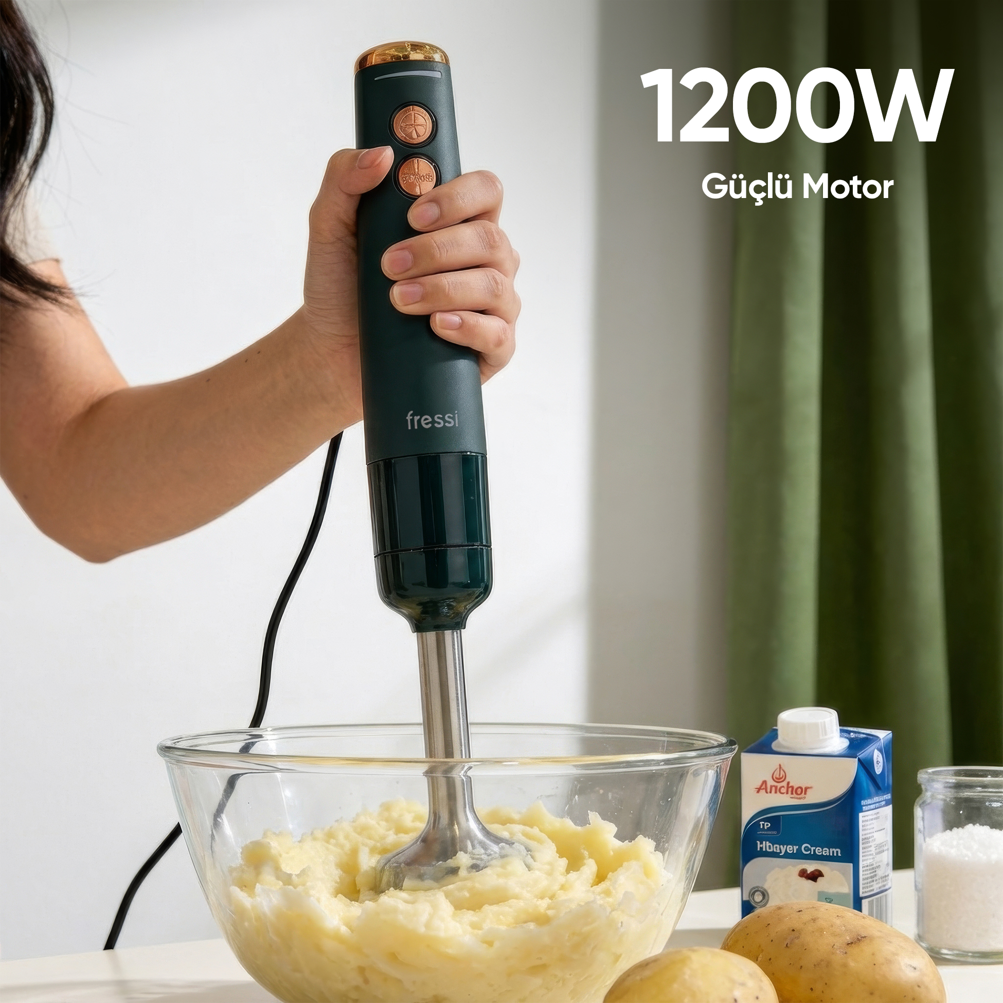 El blenderı cam kasede patatesleri eziyor, yanında krema ve tuz var.