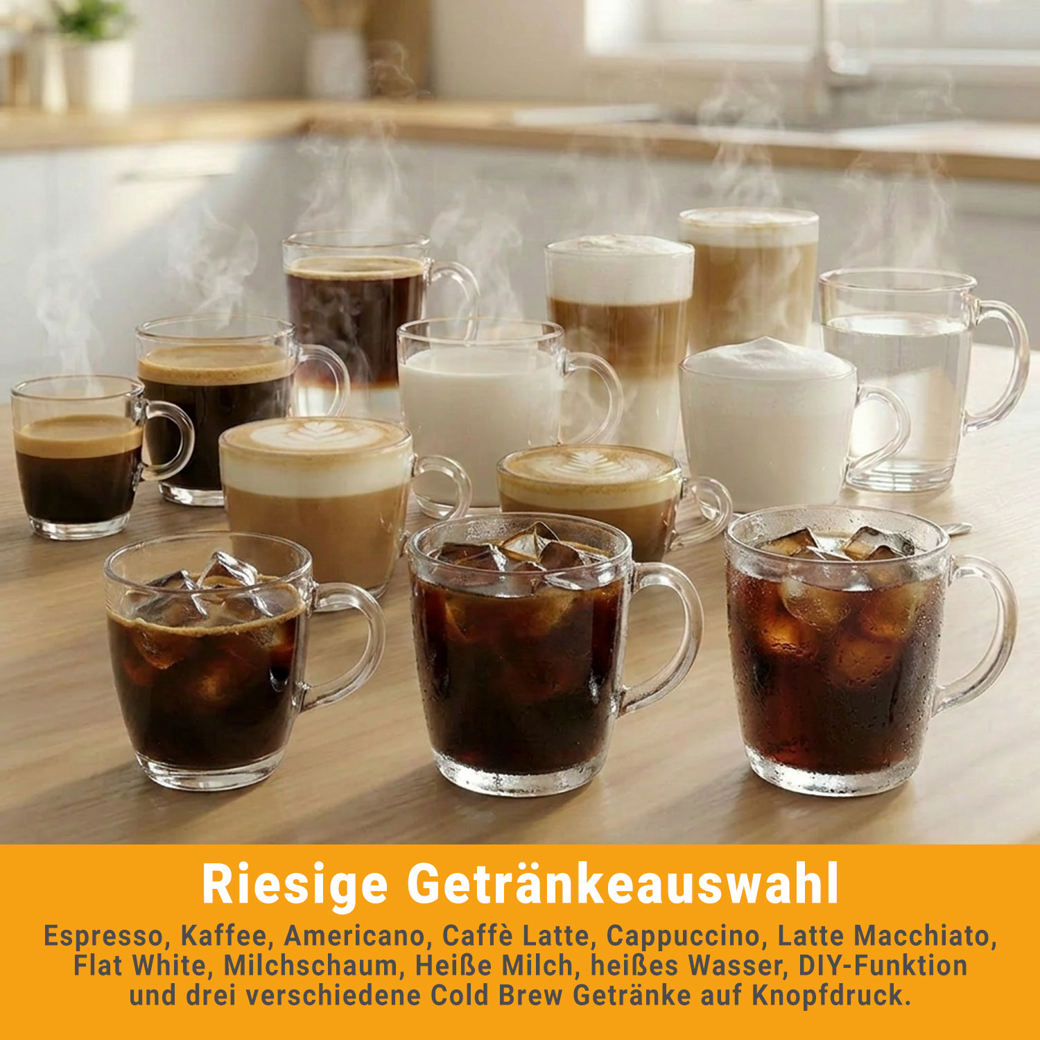 Mehrere Tassen Kaffee, Latte und Wasser, einige dampfend.