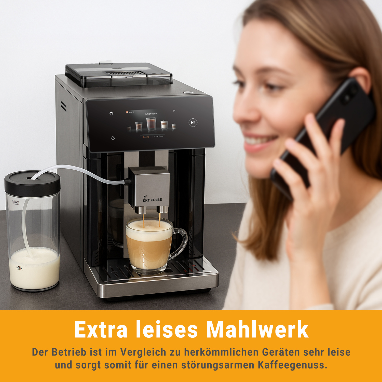 Eine Frau telefoniert neben einer Kaffeemaschine, die Kaffee in eine Tasse brüht.