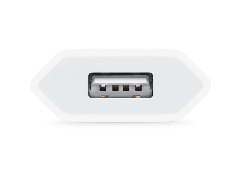 Primo piano di una porta USB bianca con contatti dorati.