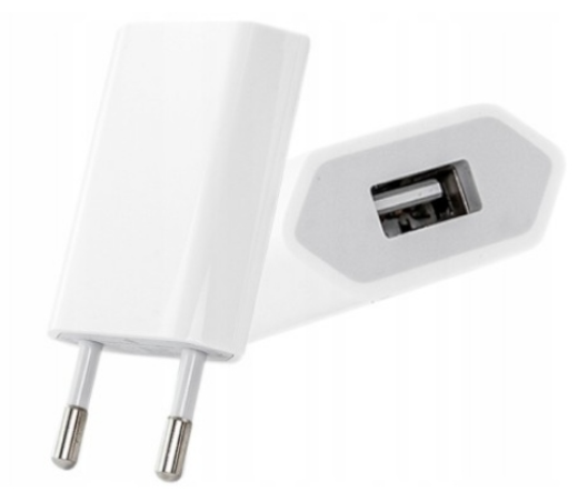 Un adattatore USB bianco con due poli e una porta USB.