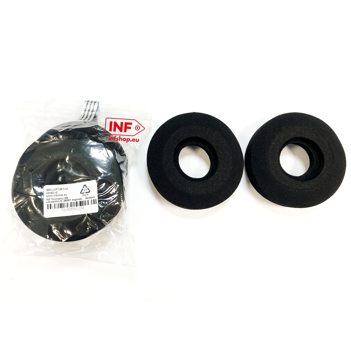 Zwei schwarze Schaumstoff-Ohrpolster und eines in einer Plastiktüte mit INF-Logo.