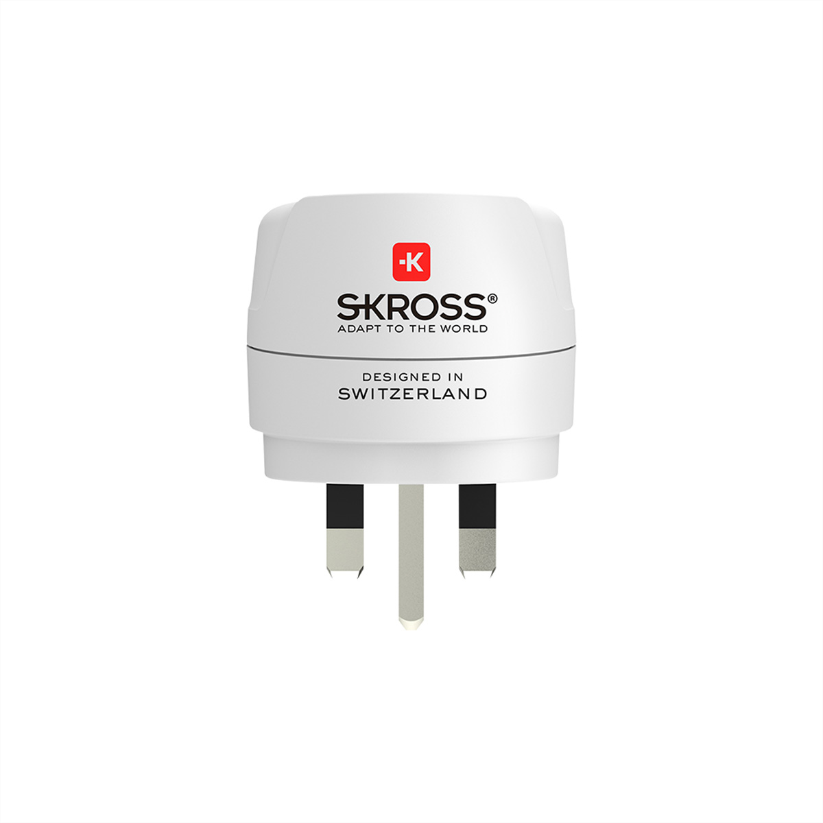 Ein weißer SKROSS Reiseadapter mit drei Stiften und der Aufschrift "Designed in Switzerland".