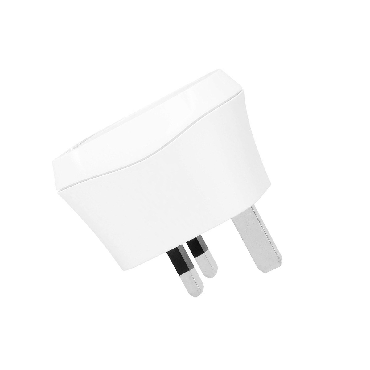 Ein weißer Stecker mit drei silbernen Pins, einer davon ist nach vorne gerichtet.