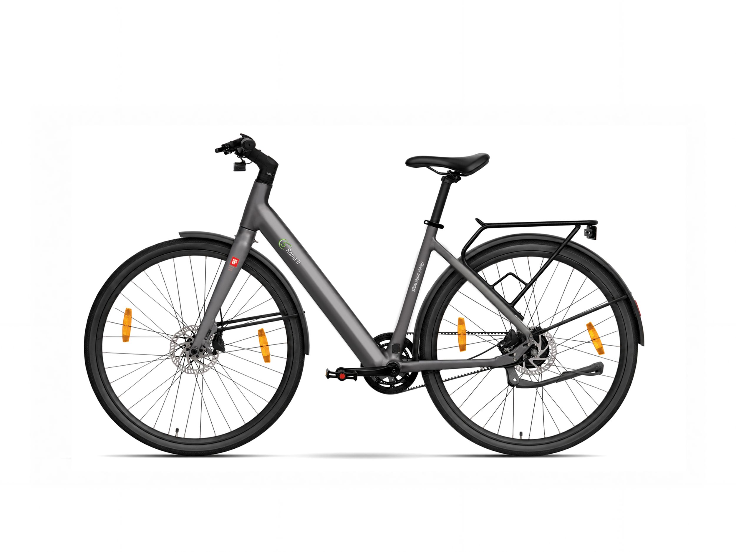 Graues Fahrrad mit Gepäckträger, Schutzblechen und orangenen Reflektoren.