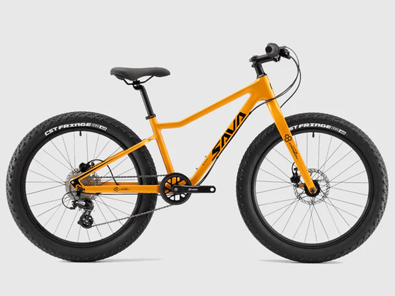 Ein orangefarbenes Mountainbike mit fetten Reifen und Scheibenbremsen.