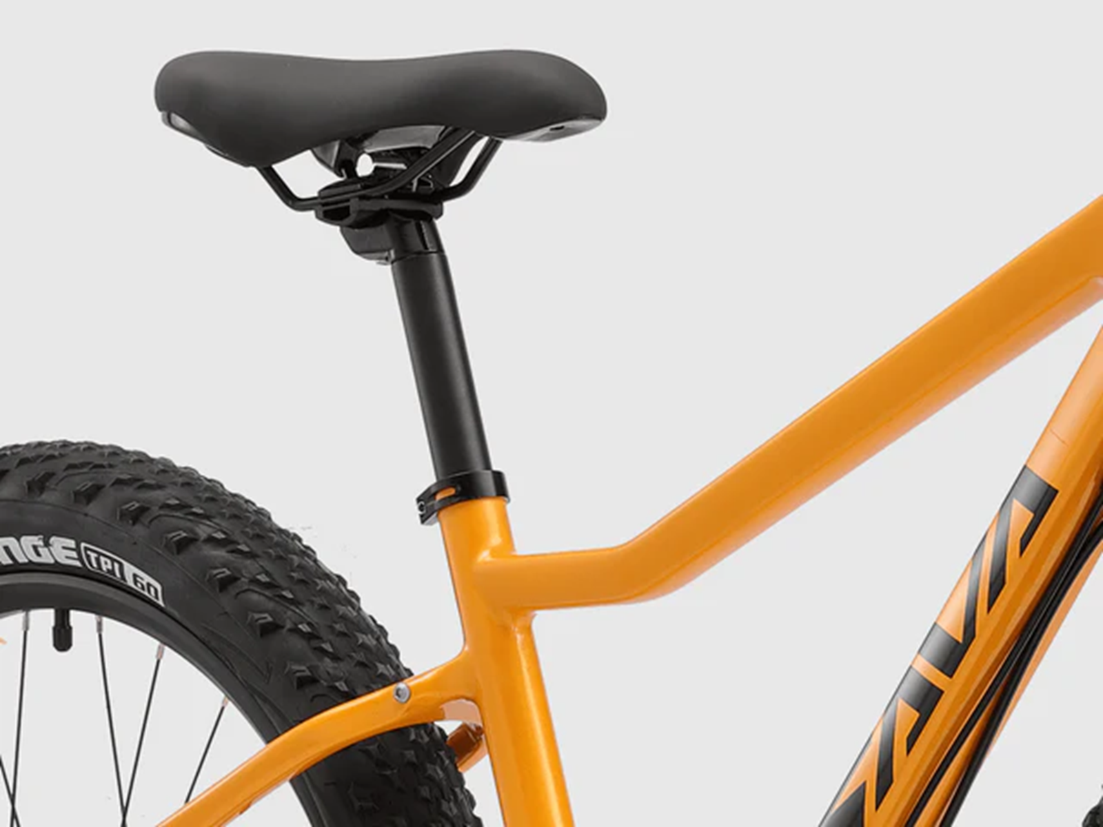 Detailaufnahme eines orangefarbenen Fahrradrahmens mit schwarzem Sattel und Reifen.