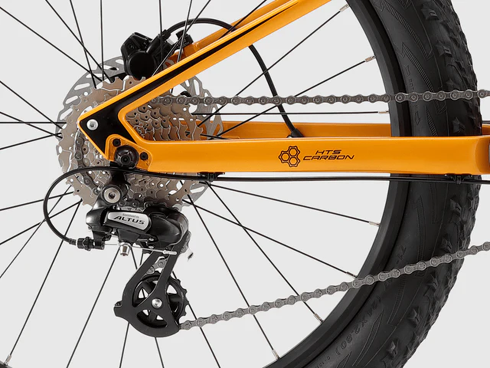 Nahaufnahme der orangefarbenen Fahrradkette, Kassette und des Schaltwerks mit 