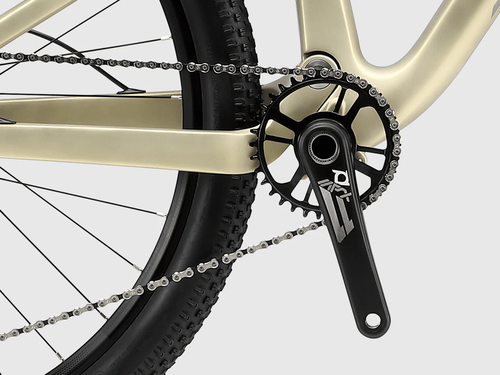 Nahaufnahme der Fahrradkette und Kurbelgarnitur, goldener Rahmen.