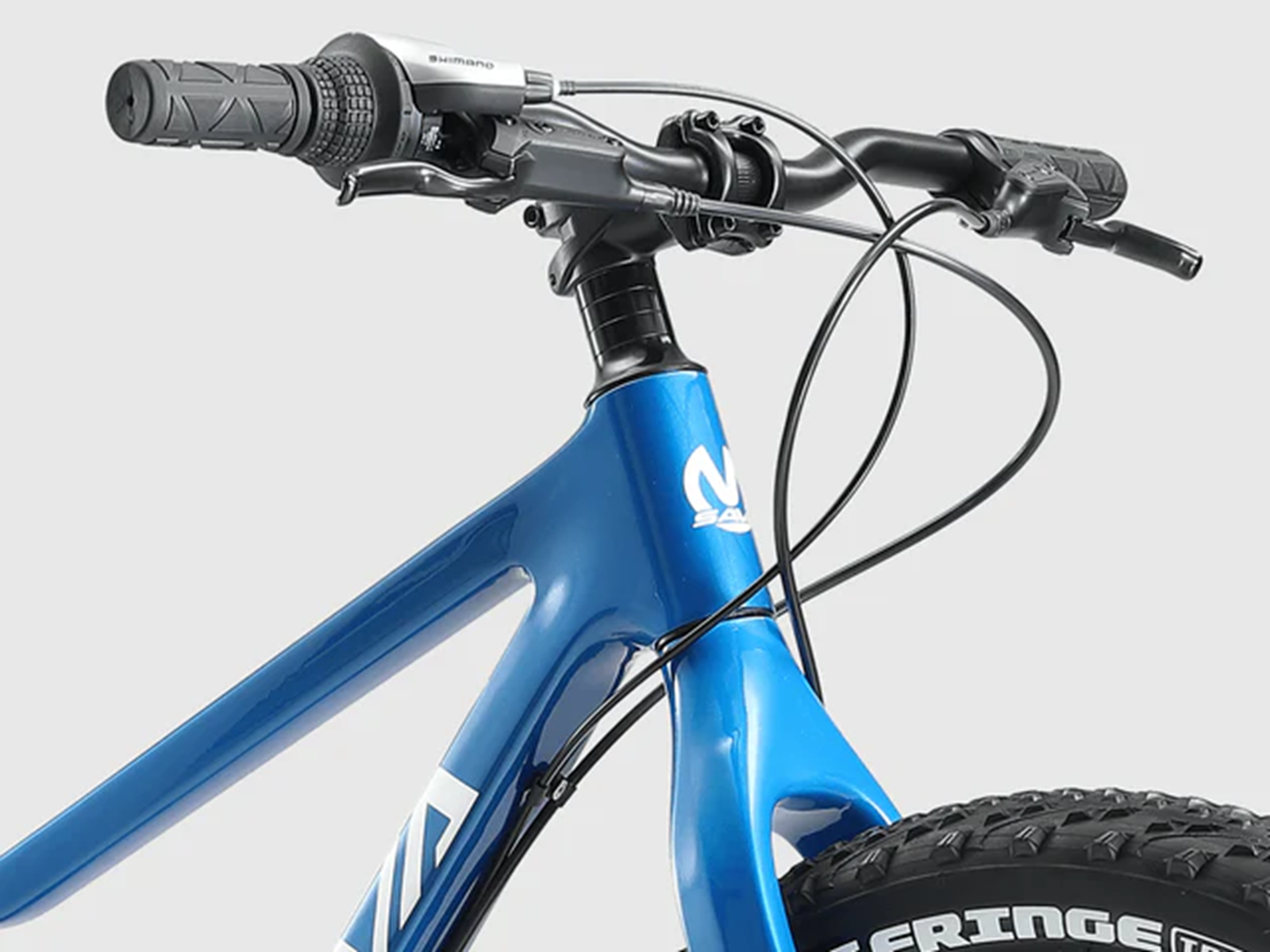 Blauer Fahrradrahmen mit Lenker, Griff und Reifen. Shimano-Schalthebel.