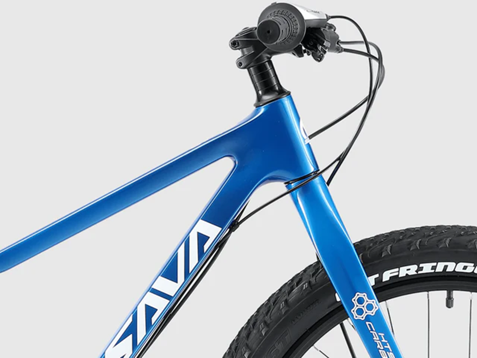 Ein blauer Fahrradrahmen mit Lenker und Reifen, auf grauem Hintergrund.