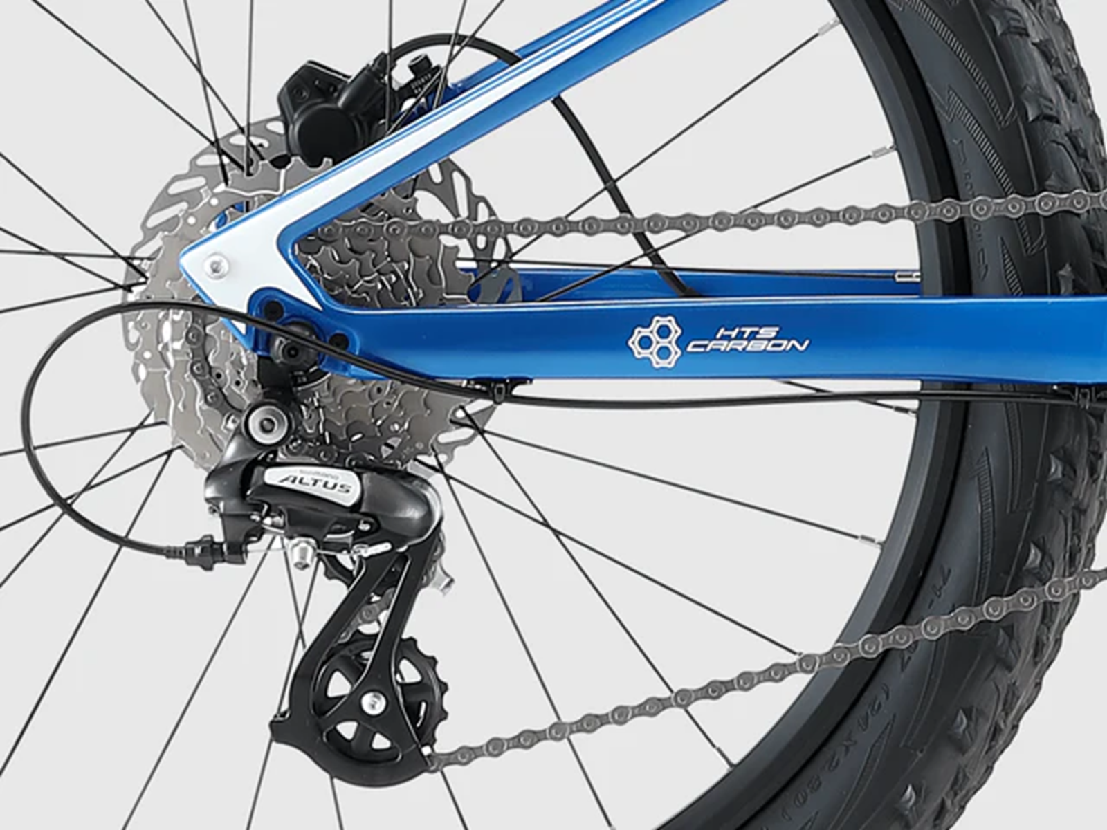Blauer Carbon-Fahrradrahmen mit Schaltwerk, Kassette, Kette und Reifen.