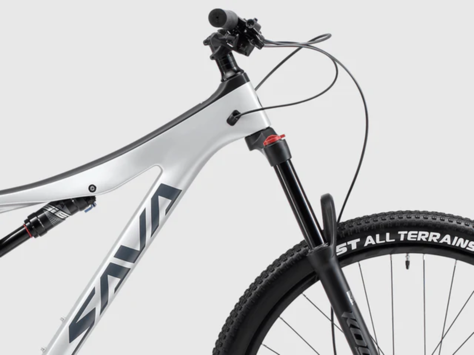 Ein weißes Fahrrad mit schwarzer Federgabel und Stoßdämpfer, Markenlogo.
