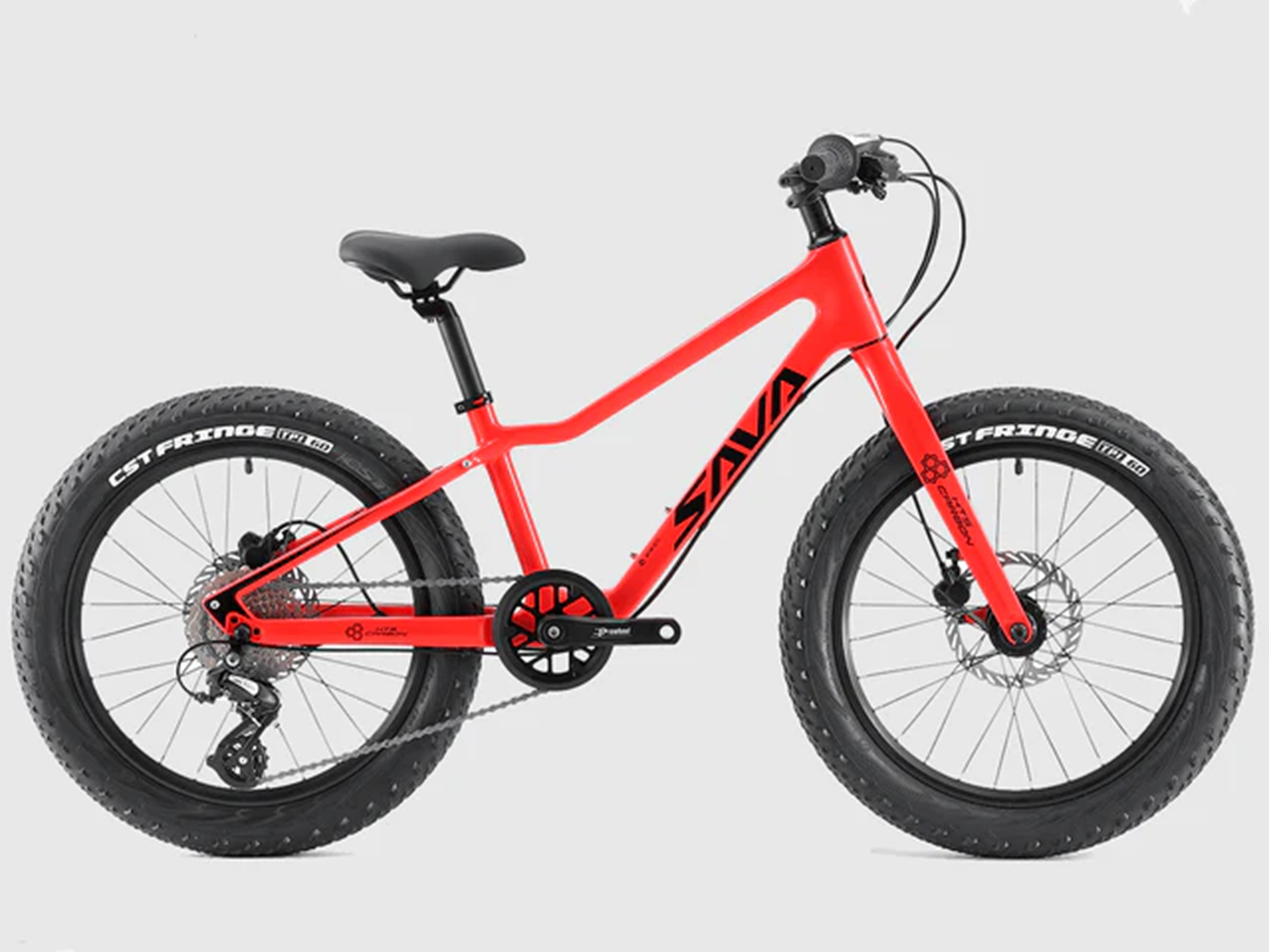 Ein leuchtend rotes Kinderfahrrad mit breiten Reifen und Scheibenbremsen.