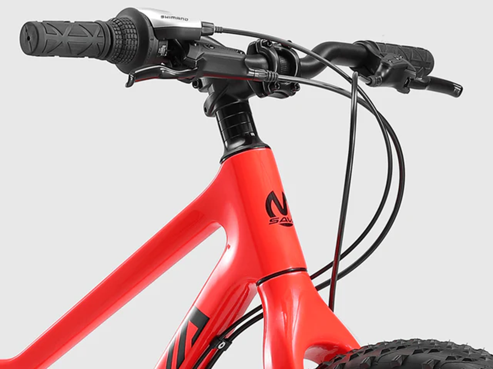 Roter Fahrradrahmen mit Lenker und Shimano-Schaltung. Detailaufnahme.
