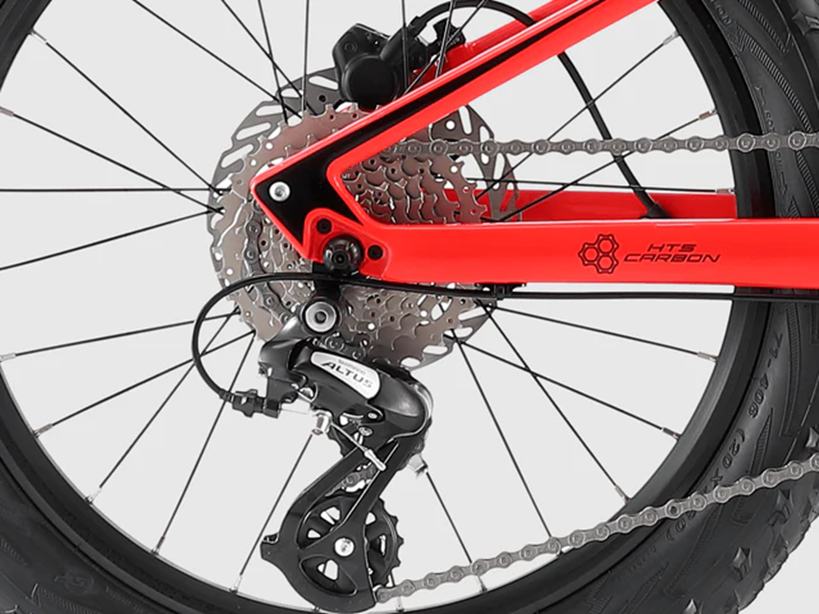 Nahaufnahme eines roten Fahrrad-Schaltwerks, Kassette und Kette.