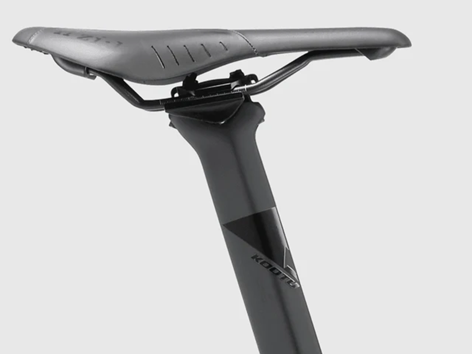 Ein grauer Fahrradsattel auf einem dunklen Sattelrohr mit Markenschriftzug.
