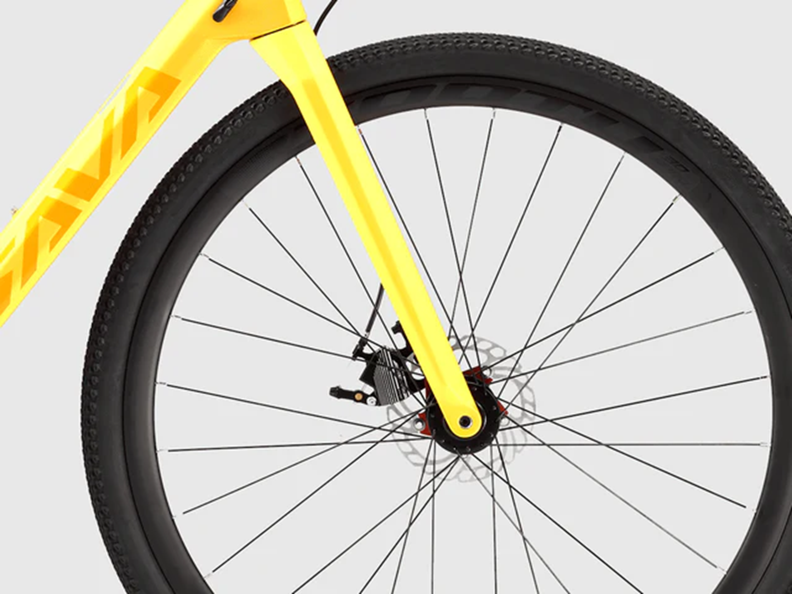 Gelbes Fahrradteil mit schwarzem Rad und Speichen. Details des Bremssystems.