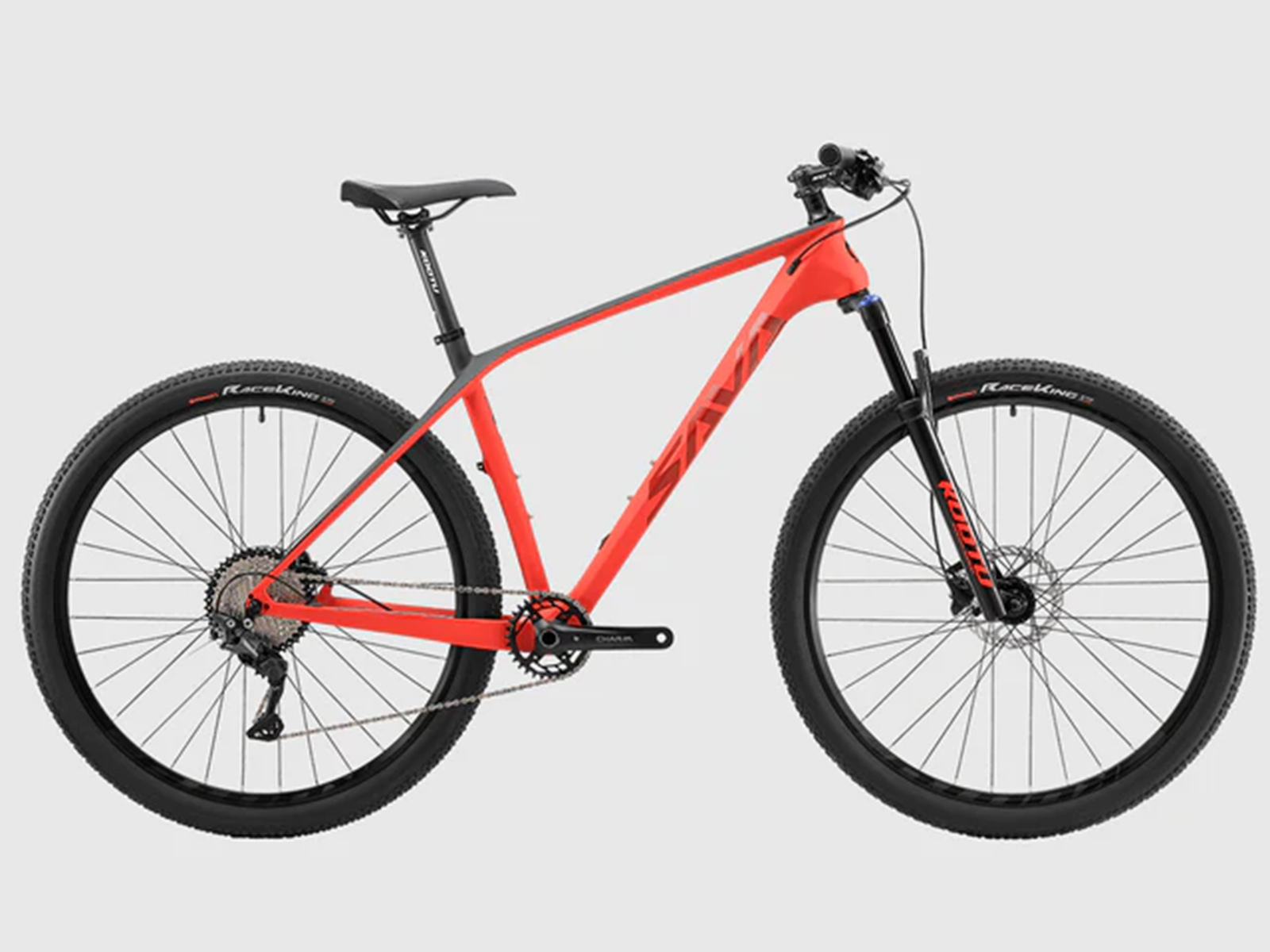 Ein rotes Mountainbike mit schwarzen Reifen und Felgen auf hellem Hintergrund.