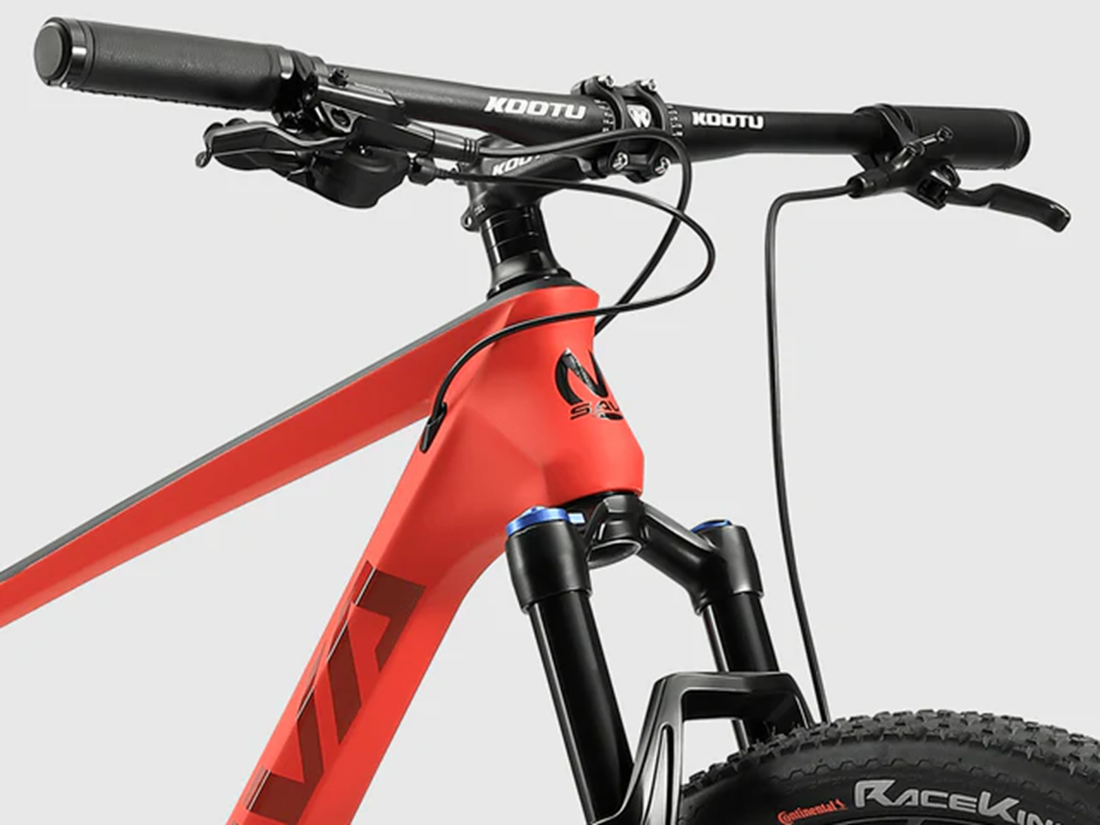 Vorderansicht eines roten Mountainbikes mit schwarzen Lenkern und Federgabel.
