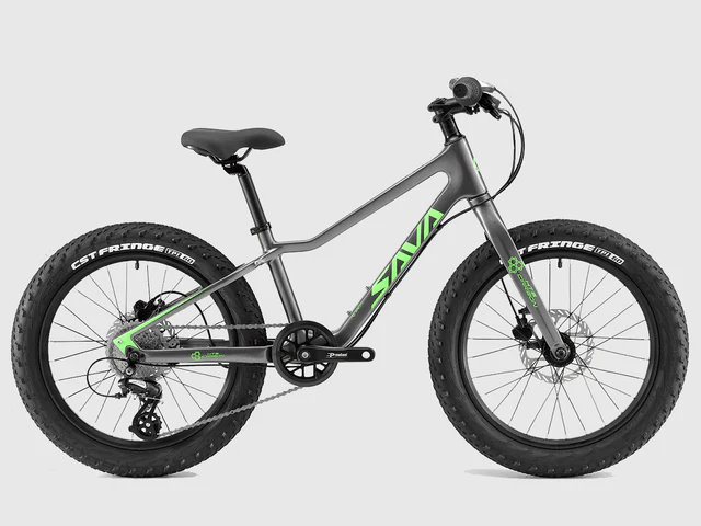 Graues Fahrrad mit breiten Reifen und grünen Akzenten auf hellem Hintergrund.