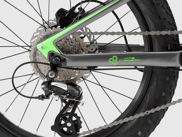 Nahaufnahme der Fahrradschaltung mit Kassette, Kette und Schaltwerk.