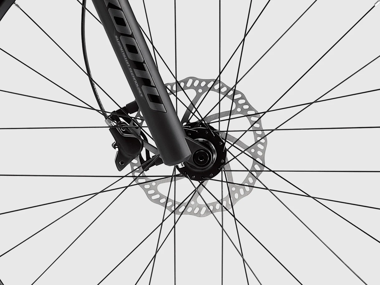 Nahaufnahme des Fahrrad-Scheibenbremssystems mit schwarzer Gabel und Speichen.