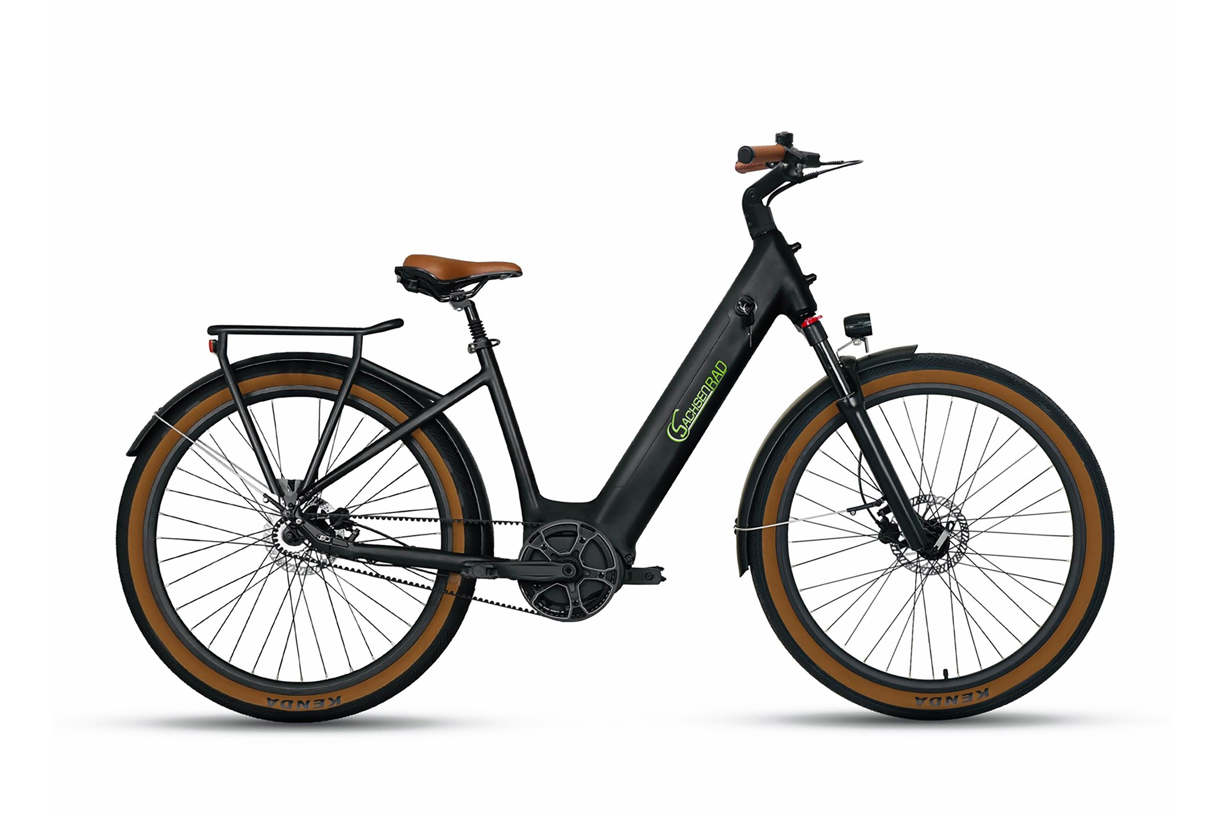 Schwarzes E-Bike mit braunem Sattel, Gepäckträger und braunen Reifen.