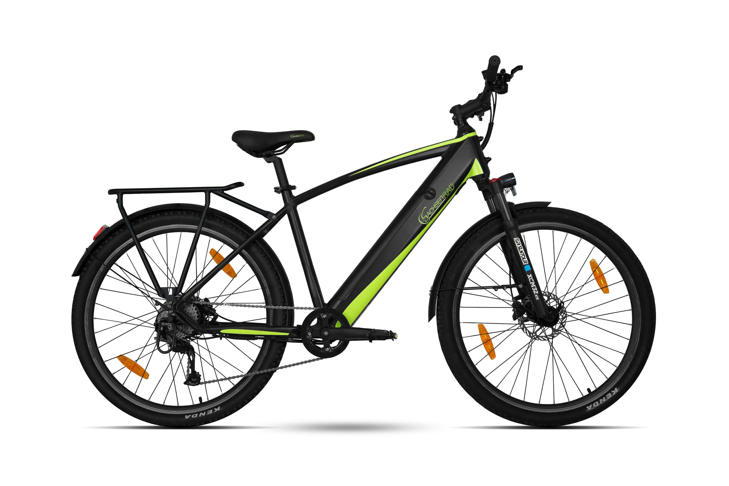 Ein schwarzes E-Bike mit neongrünen Akzenten, Federgabel und Gepäckträger.