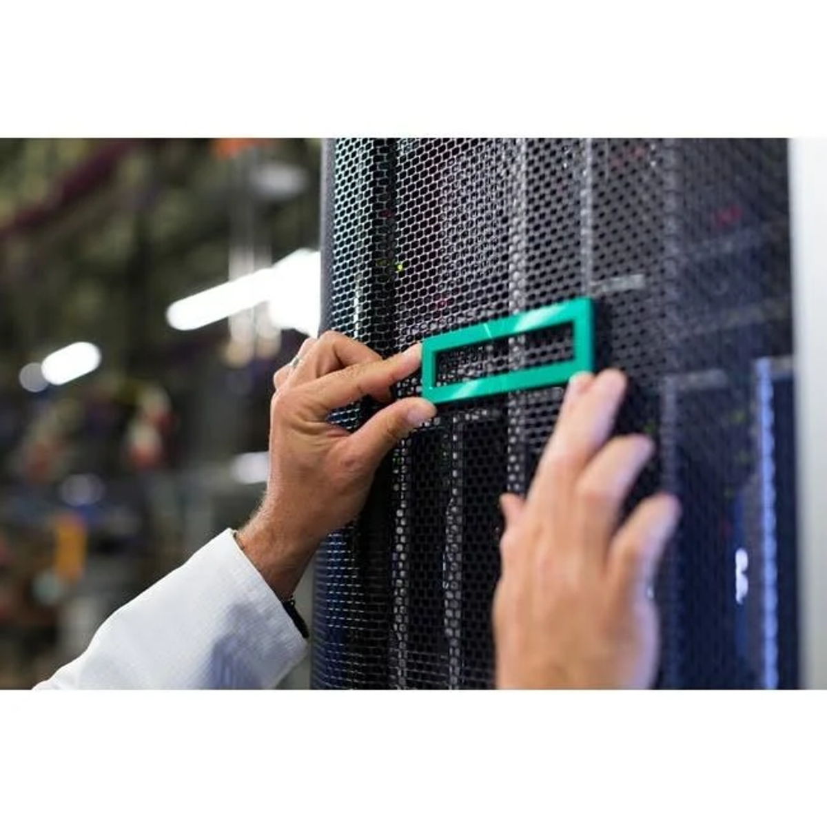 Hände installieren eine grüne Lünette an einem schwarzen Server-Rack in einem Rechenzentrum.