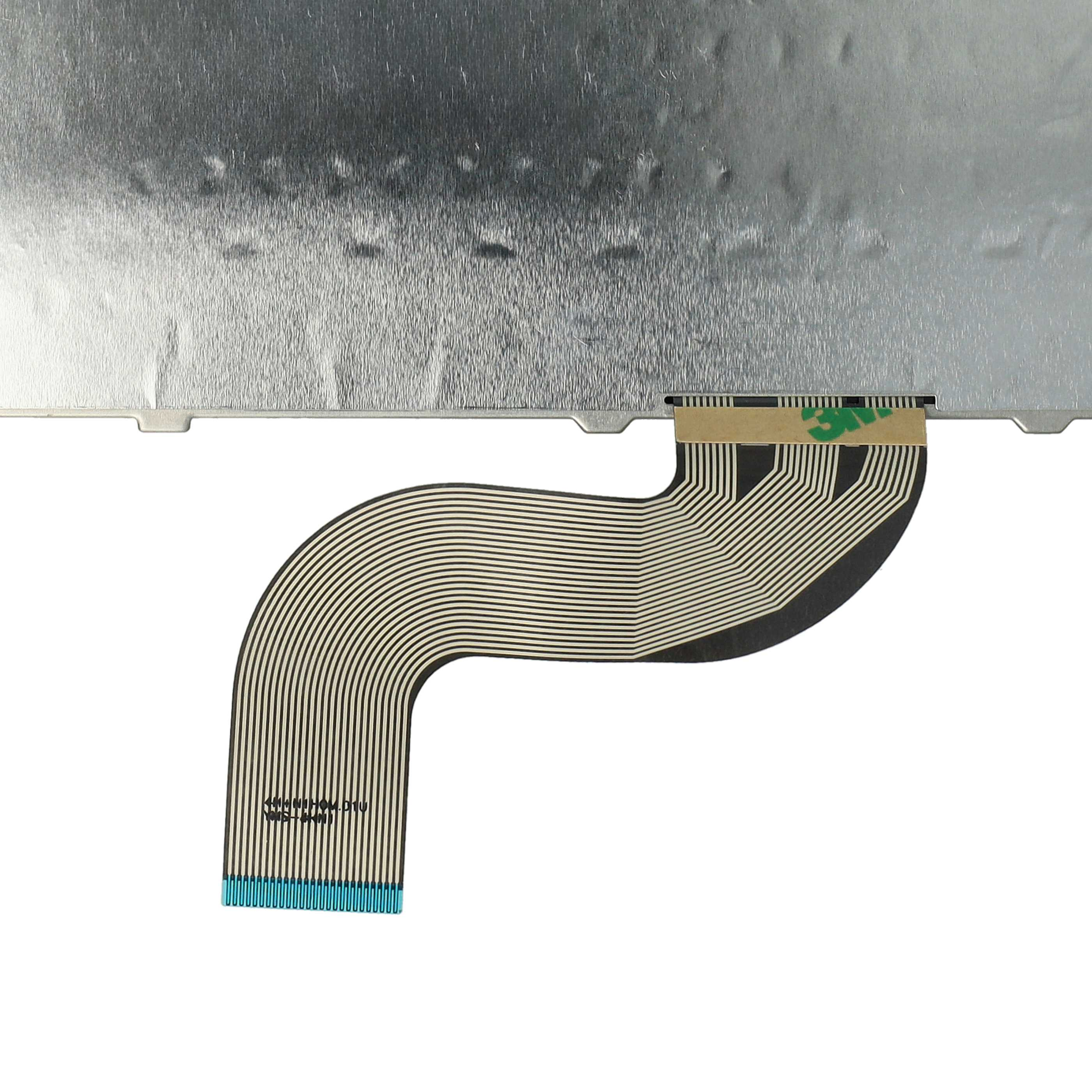 Ein silbernes Flachbandkabel mit schwarzen und weißen Streifen, das von einem Metallteil zu einem weißen Hintergrund führt.
