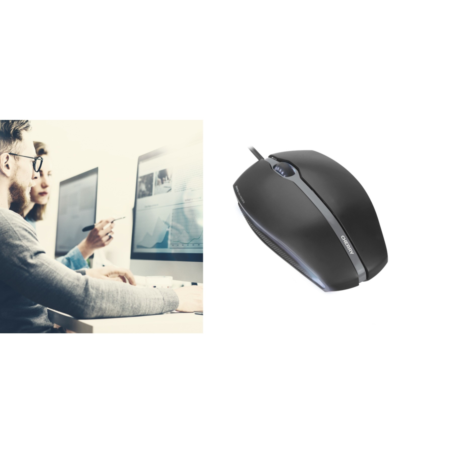 Zwei Personen blicken auf Computerbildschirme, eine Maus liegt daneben.