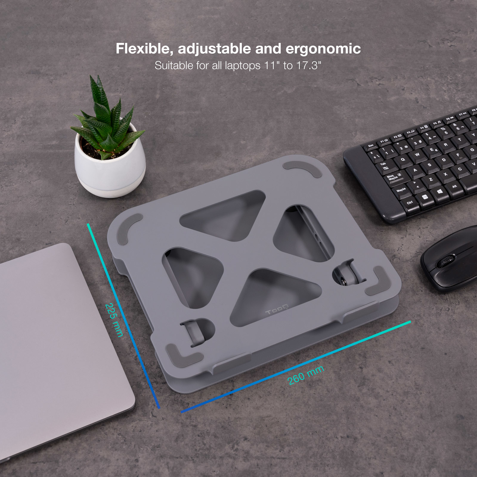 Grauer Laptopständer auf strukturierter Oberfläche mit kleiner Pflanze, Tastatur und Maus.
