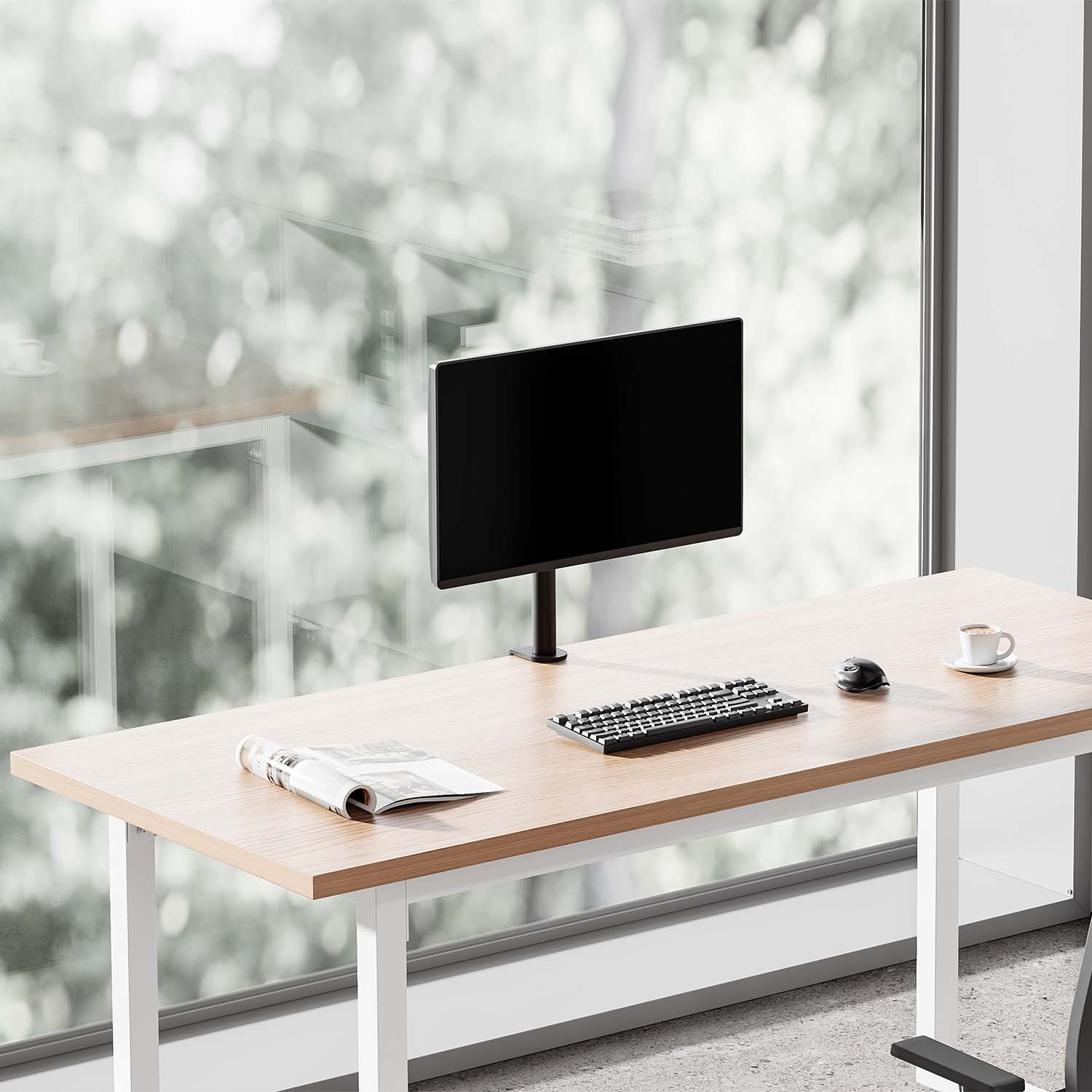 Ein minimalistischer Schreibtisch mit Monitor, Tastatur, Maus, Zeitschrift und Kaffeetasse.