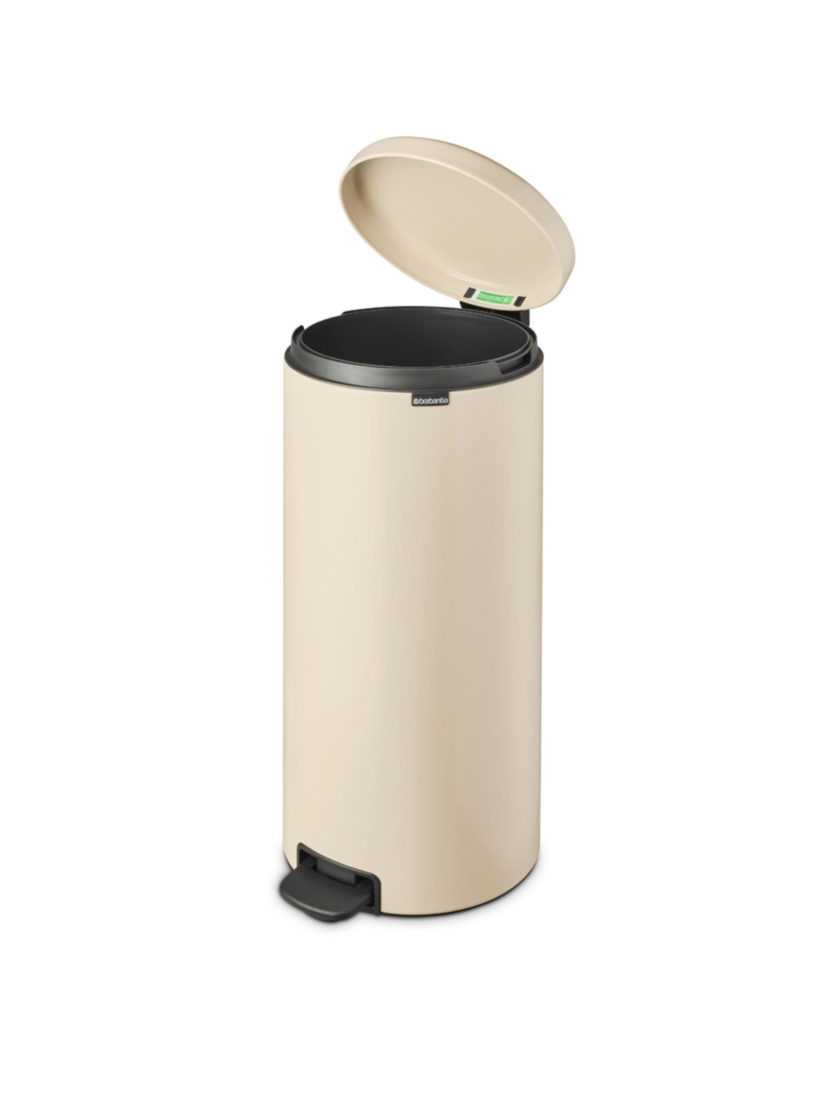 Beige Tretmülleimer mit offenem Deckel, schwarzer Inneneimer und silbernem Pedal.