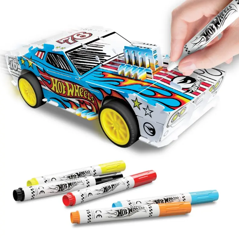 Samochód Hot Wheels do kolorowania z kolorowymi markerami leży obok.