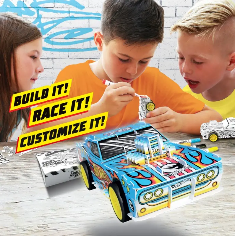 Dzieci budują i kolorują papierowy samochód Hot Wheels. Tekst: Zbuduj to!