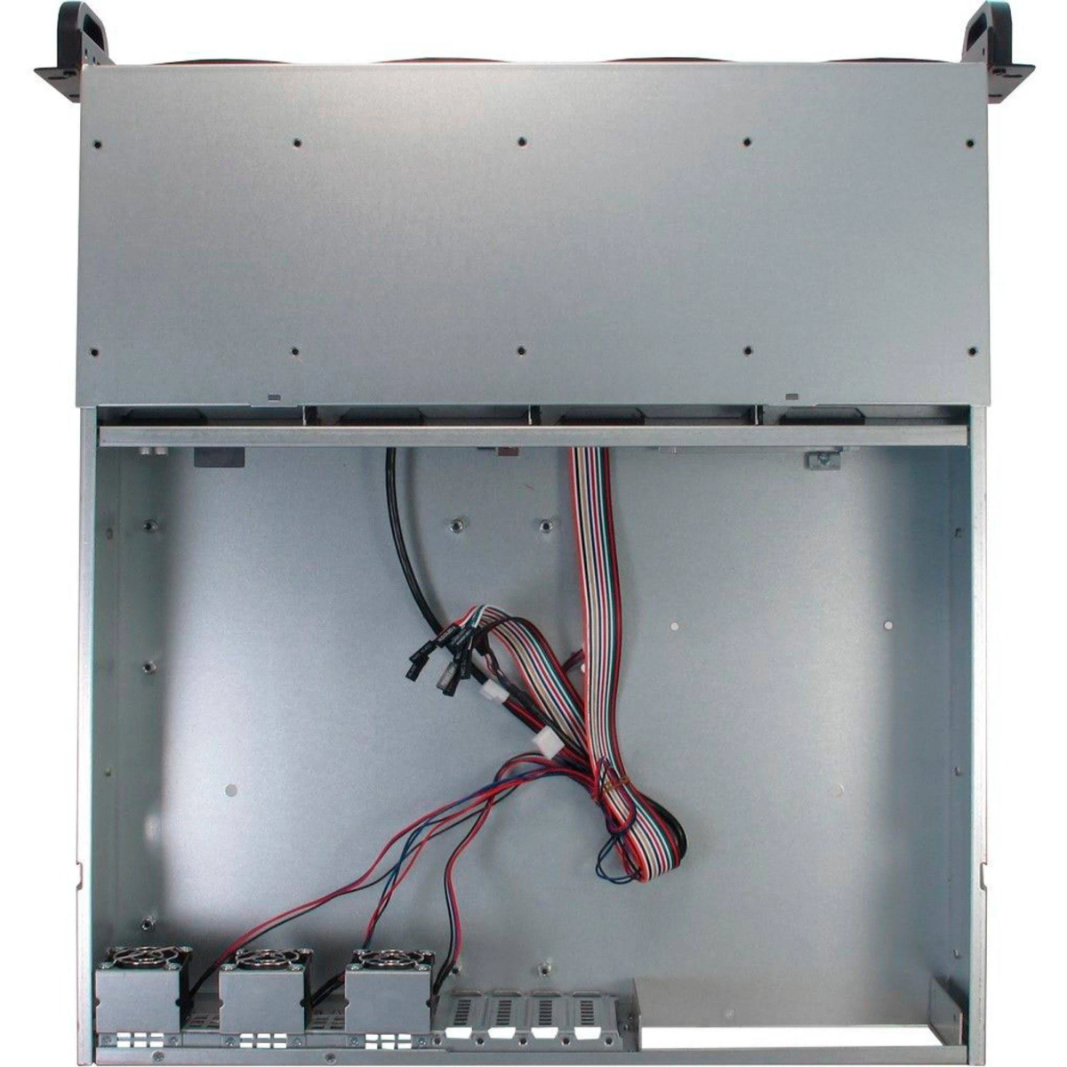 Leeres Metallgehäuse für Server mit Lüftern, Kabeln und Halterungen.