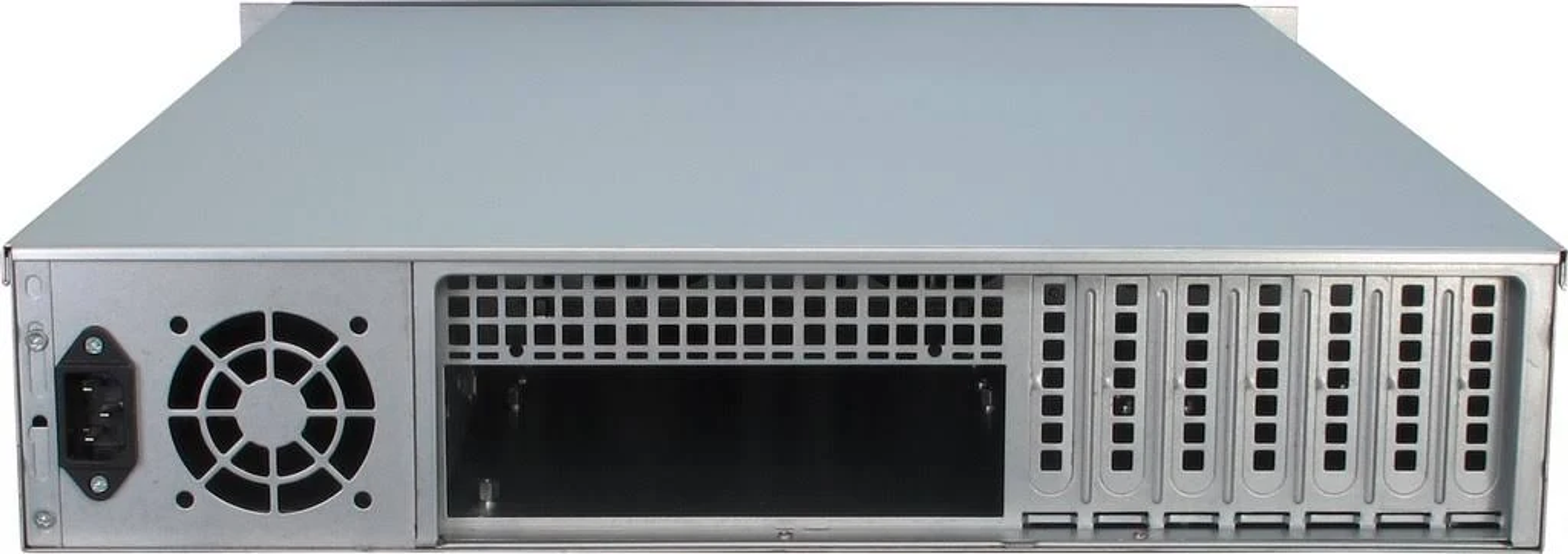 Rückseite eines silbernen Servers mit Lüfter, Anschlüssen und Laufwerksschächten.
