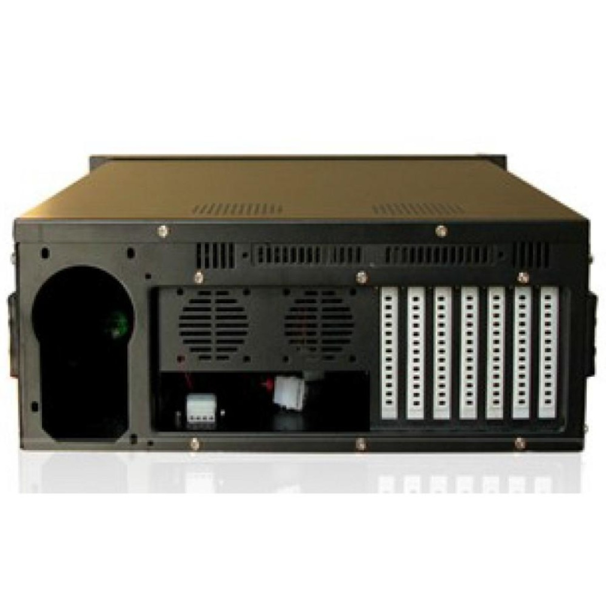 Rückansicht eines schwarzen Servergehäuses mit mehreren Schlitzen und Lüftungsschlitzen.