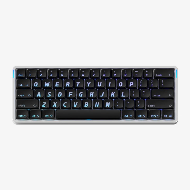 Kompaktowa, podświetlana klawiatura QWERTY ze srebrną ramką.