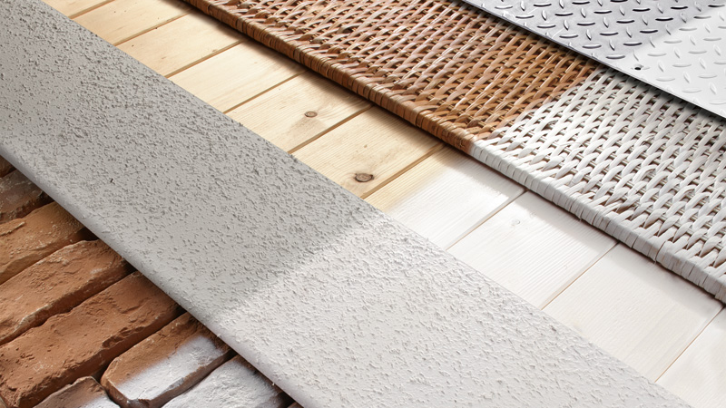 Superfici in legno, mattoni, rattan e metallo una accanto all'altra.