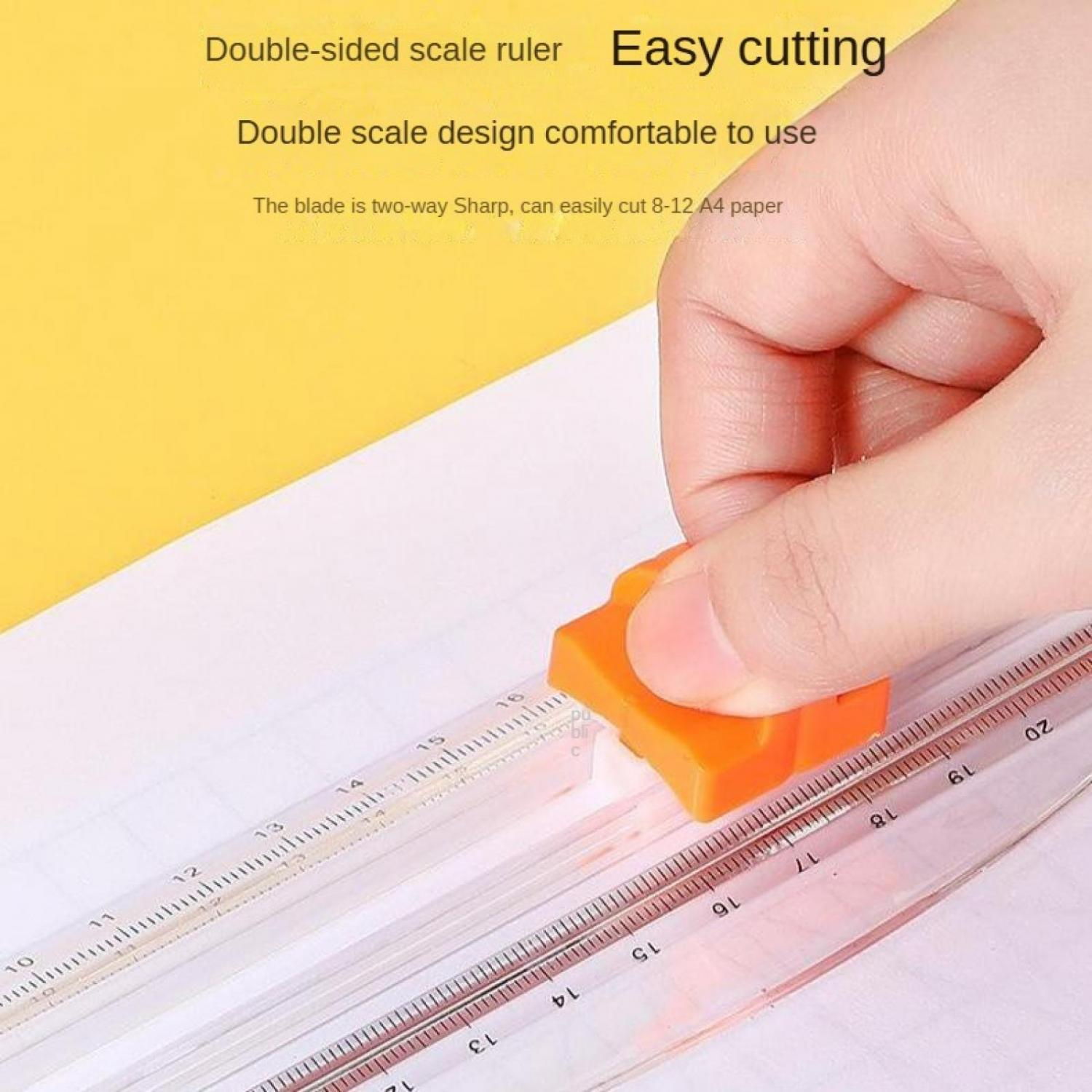 Hand benutzt einen orangefarbenen Papierschneider mit klarem Lineal.