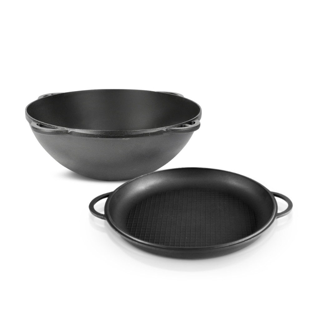 Ein schwarzer Gusseisen-Wok und eine Grillpfanne nebeneinander auf weißem Grund.