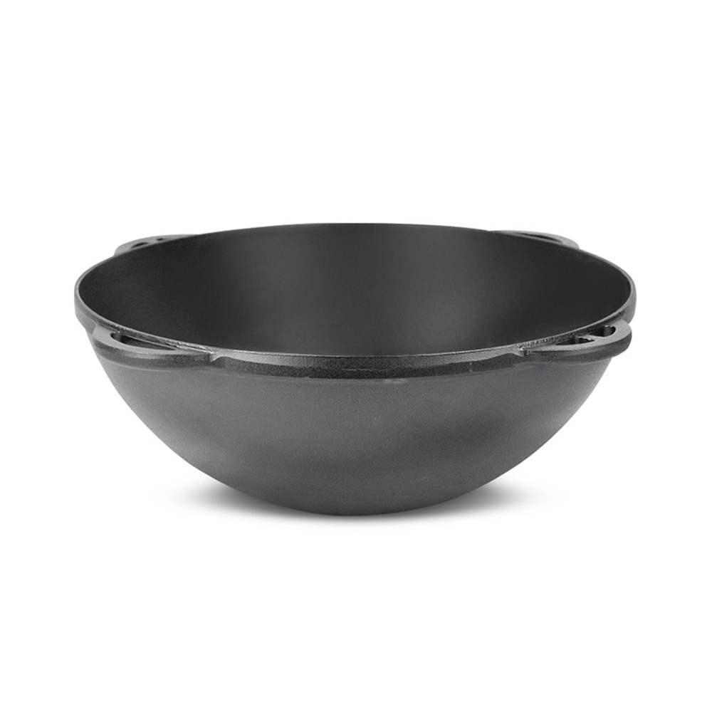 Schwarzer Gusseisen-Wok mit zwei Griffen, freigestellt auf weißem Hintergrund.