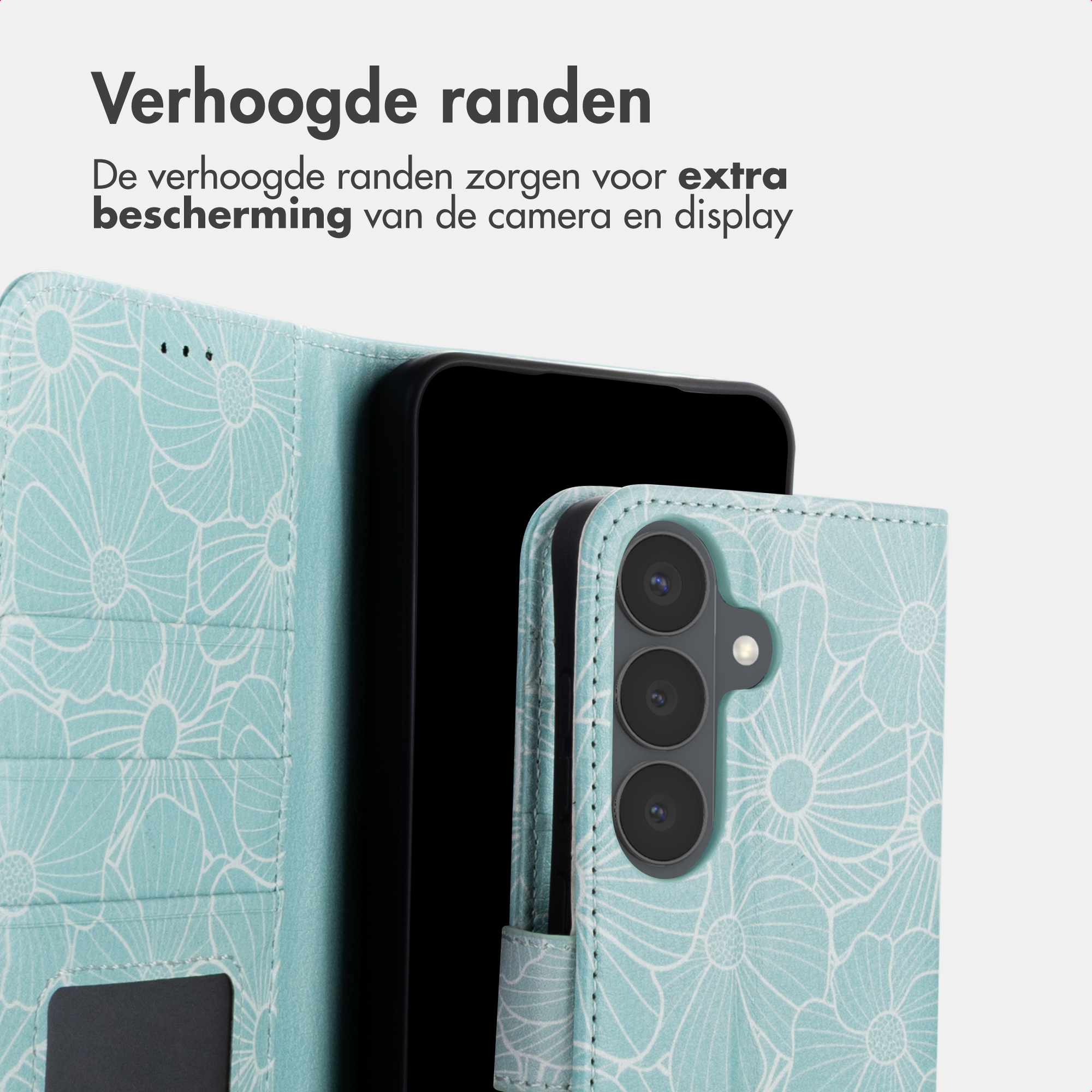 Hellblaues Handycover mit Blumenmuster und schwarzem Smartphone.