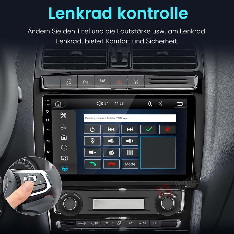 Ein Mann drückt eine Taste am Lenkrad eines Autos, das auf den Bildschirm des Infotainmentsystems zeigt.